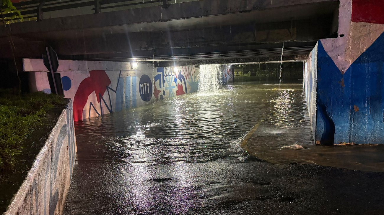 Cierres viales por acumulación de agua en Monterrey