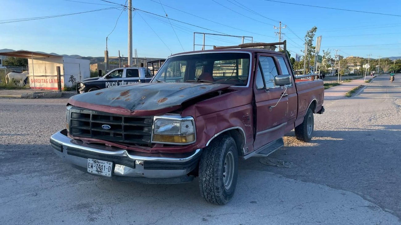 Choque entre camionetas deja daños materiales en Parras