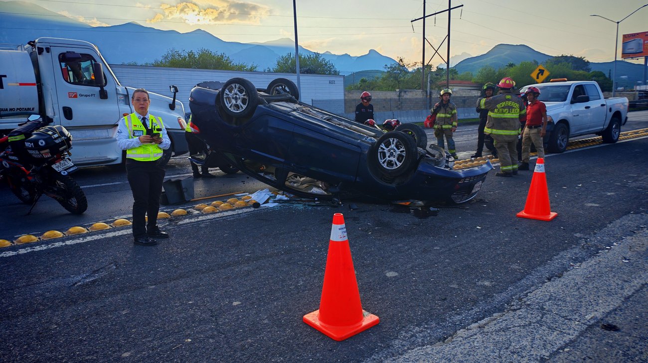 Vuelca auto tras chocar contra camión en la Carretera Nacional