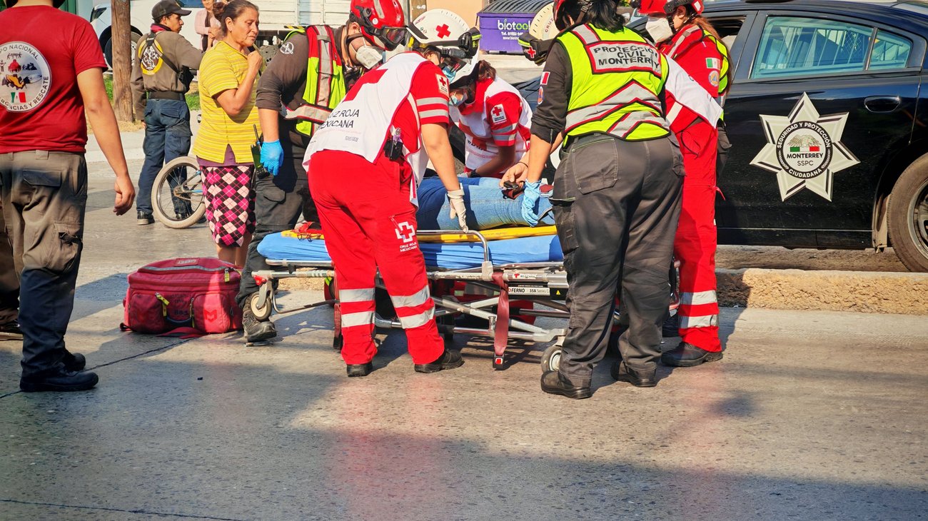 Atropellan a mujer y motociclista huye en avenida Camino Real