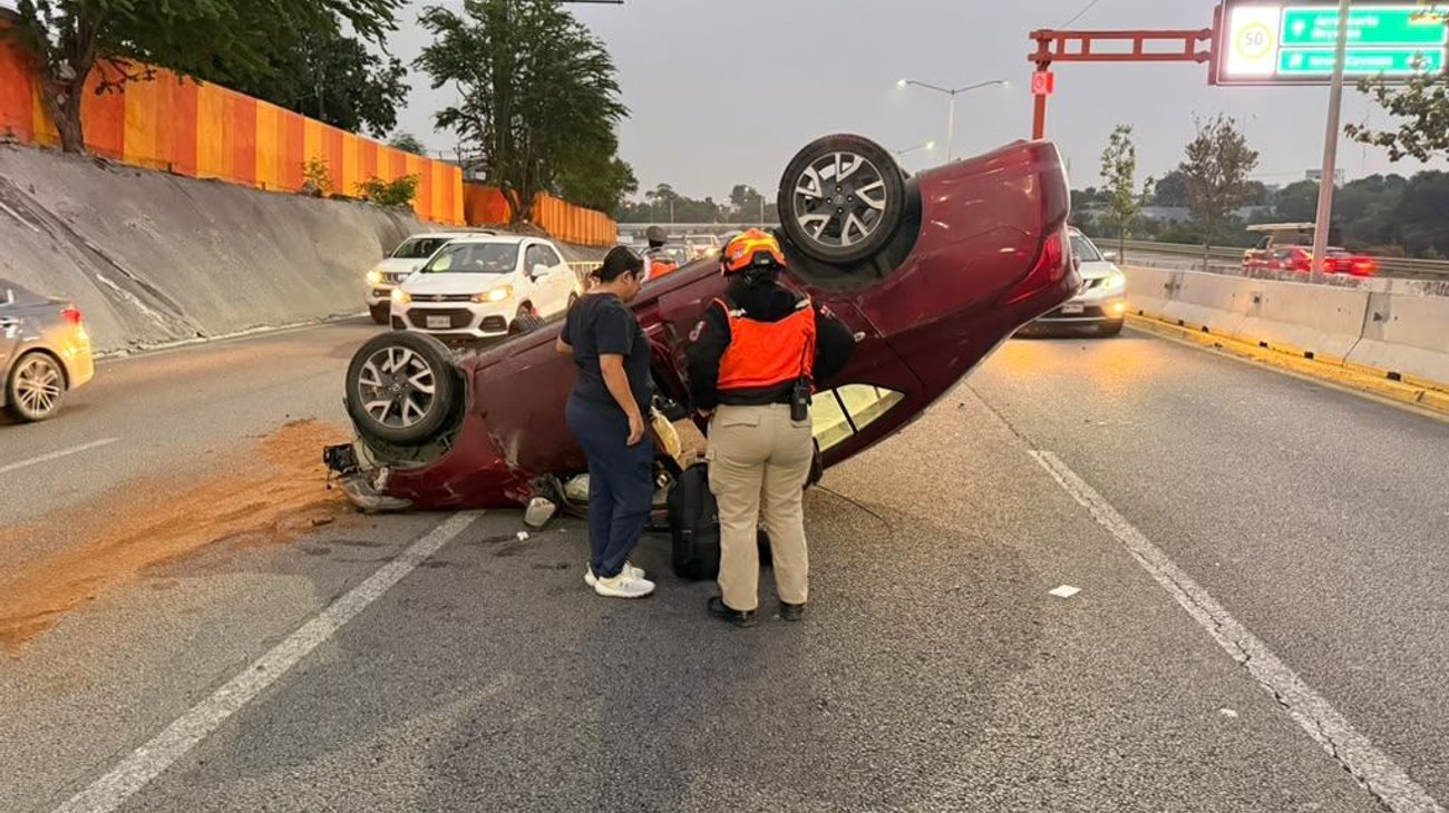 Pierde el control en una curva y termina volcada en Guadalupe