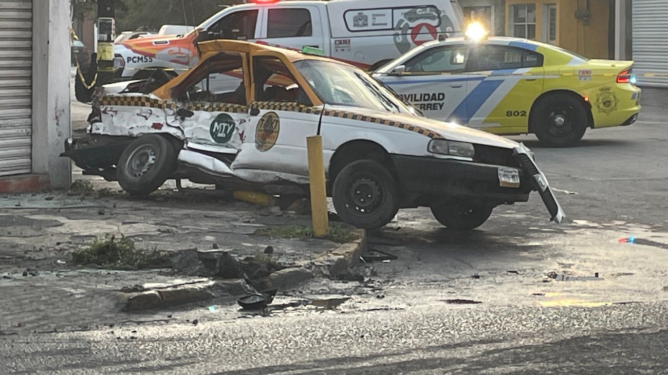 Embiste camión un taxi, pasajera muere en choque