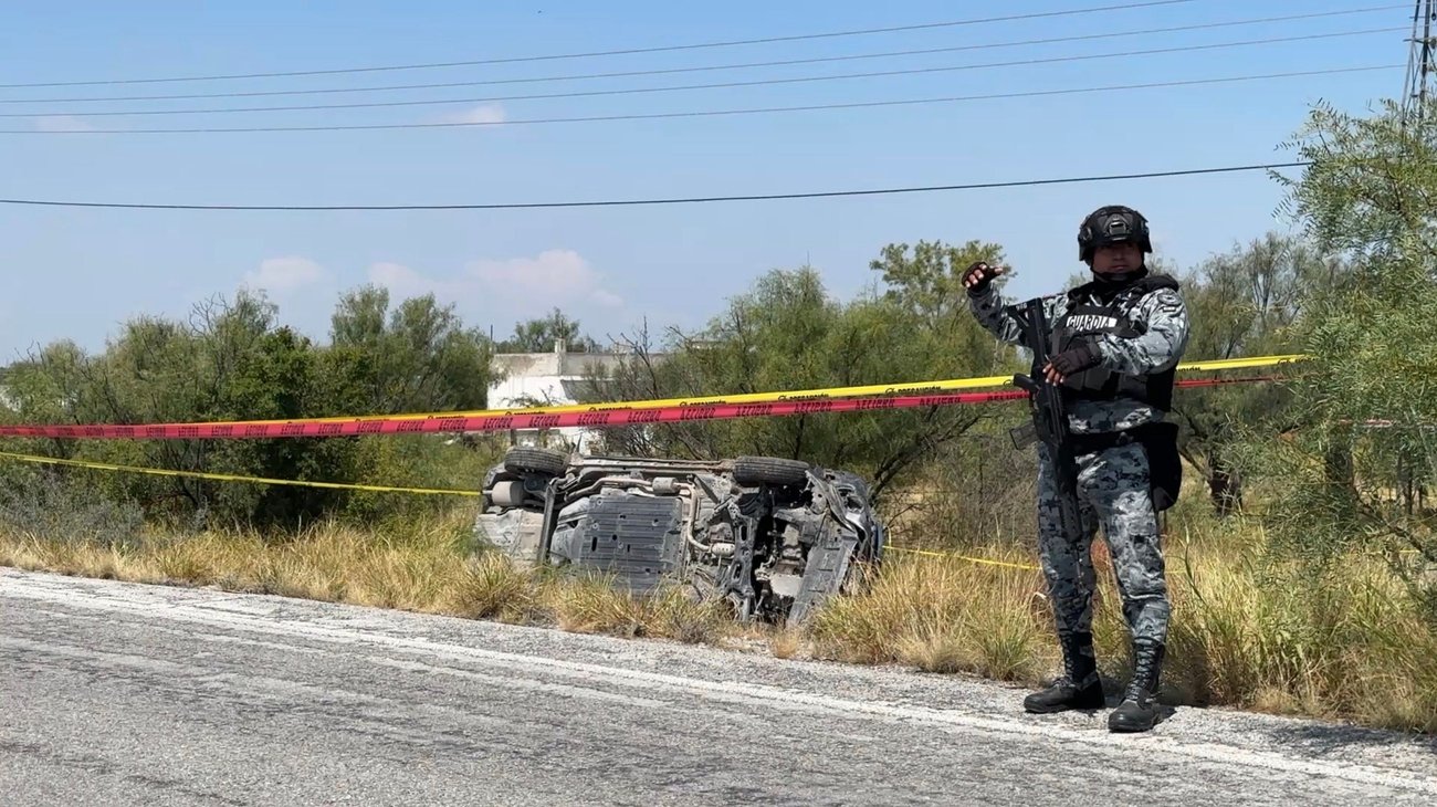 Hombre muere tras volcadura en carretera de Monclova