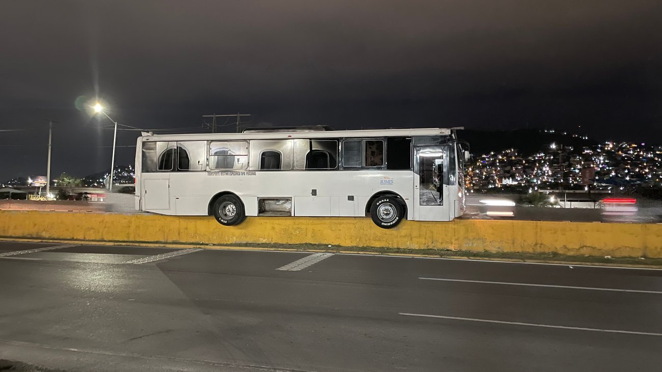 Se atora camión sobre camellón de concreto en Constitución