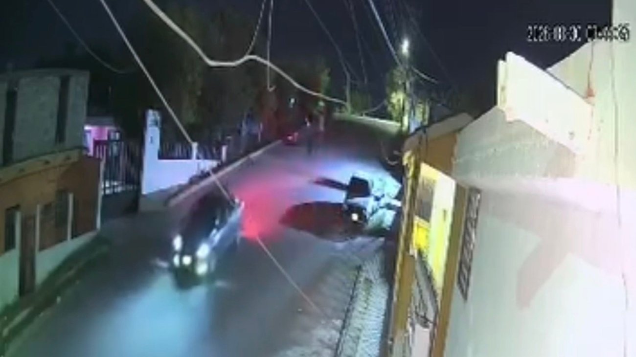 Hombre se enoja con su vecino en Torreón y lo atropella
