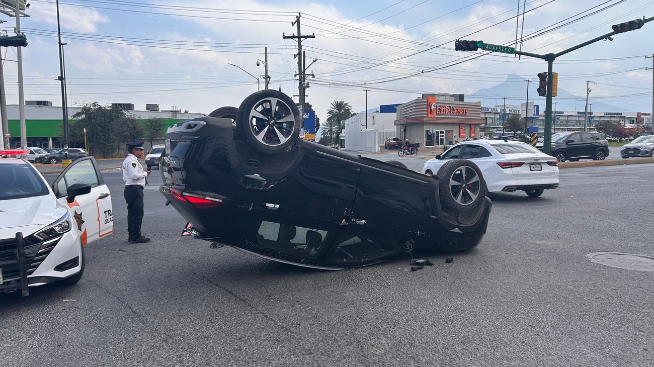 Falla en semáforo provoca choque y volcadura en Guadalupe