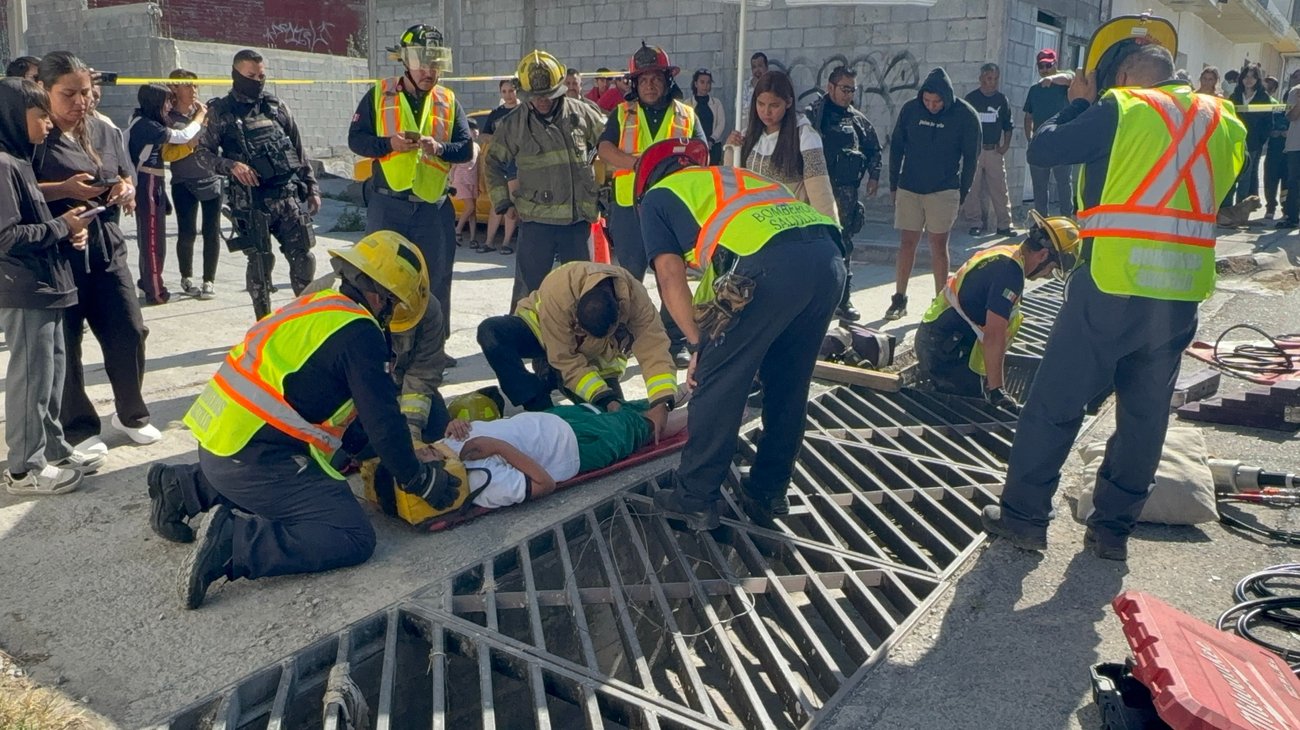Bomberos liberan a estudiante que quedó atrapada en una coladera