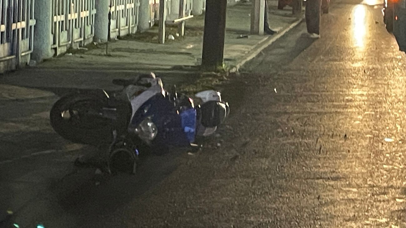 Se impacta motociclista contra camión de la ruta 209