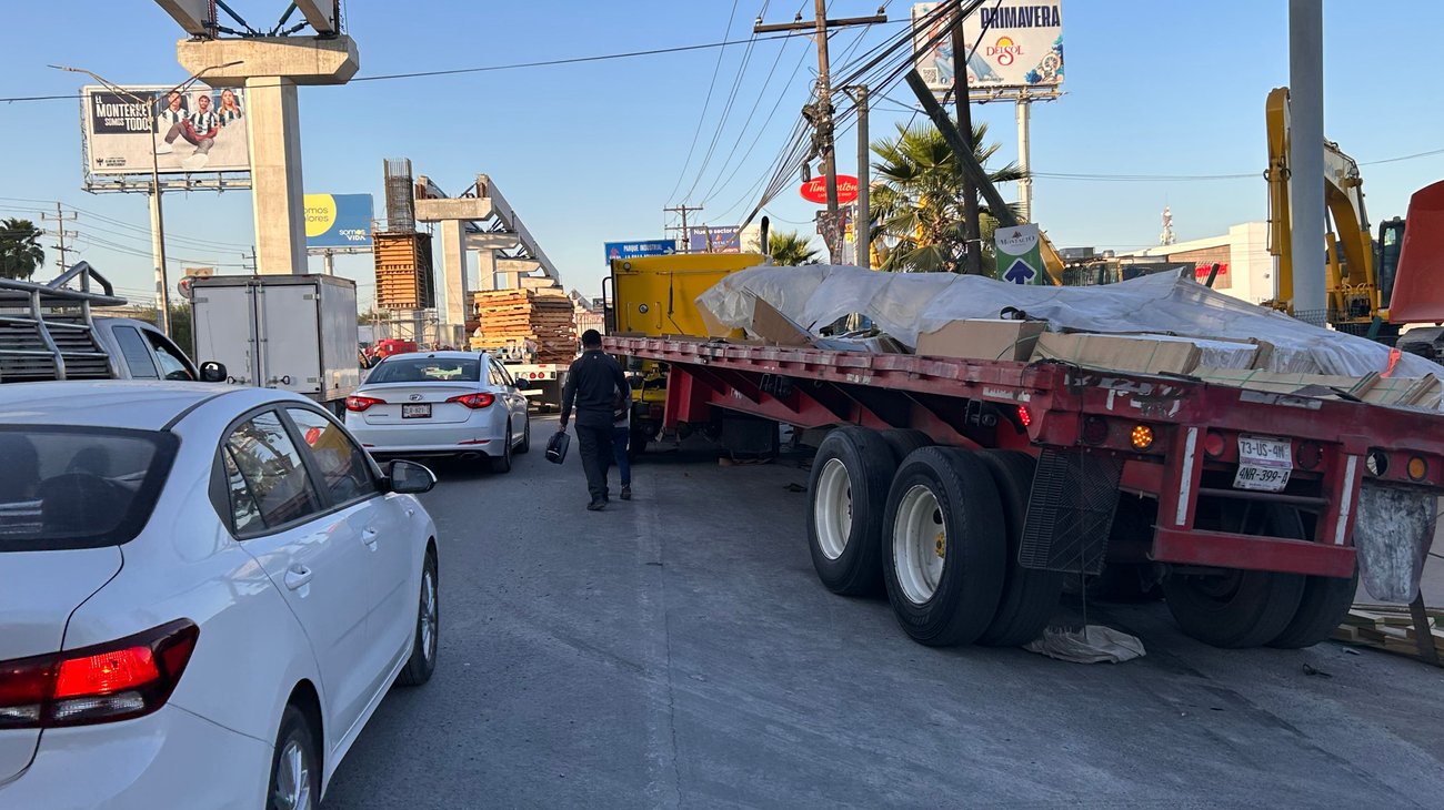 Vuelca camión de carga en Miguel Alemán; afecta vialidad 