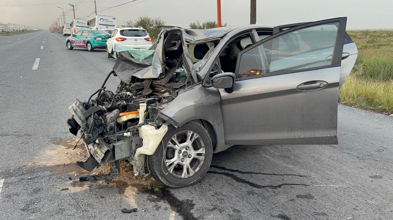 Hospitalizan a conductor tras choque con camión en Ramos Arizpe