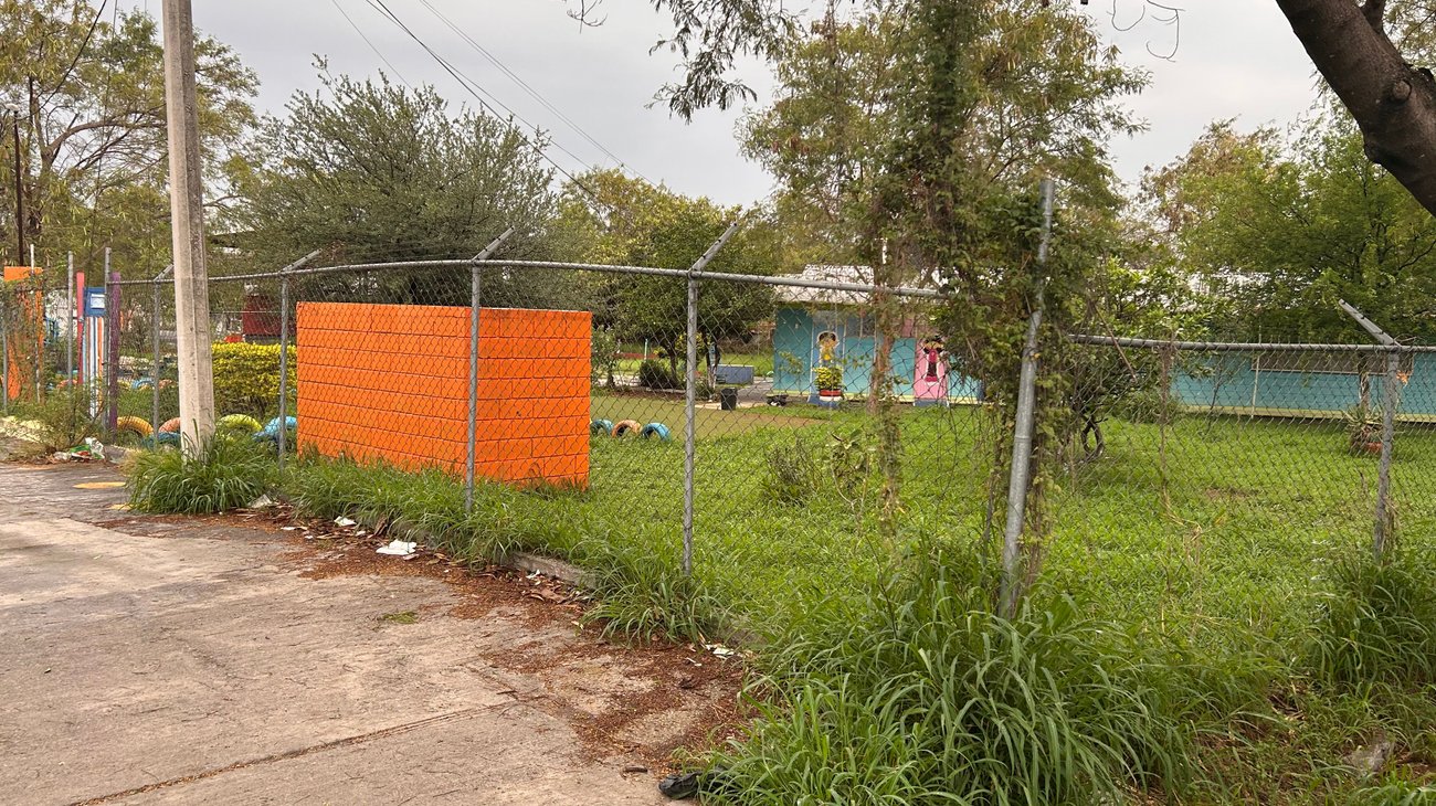 Denuncian río contaminado detrás de primaria en Juárez