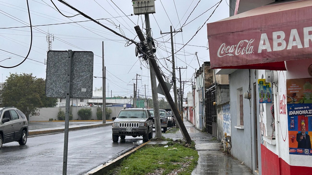 Denuncian serie de postes en riesgo de caer en Guadalupe