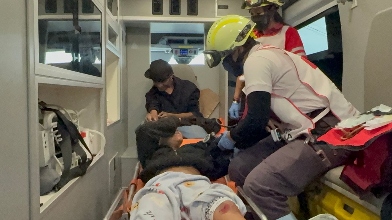 Adolescentes terminan lesionados por choque en Otilio González