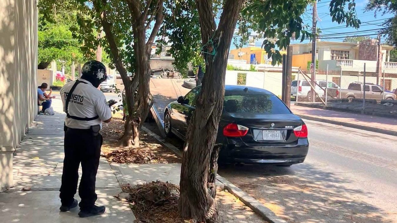 Grúas retiran autos mal estacionados en calles de Matamoros