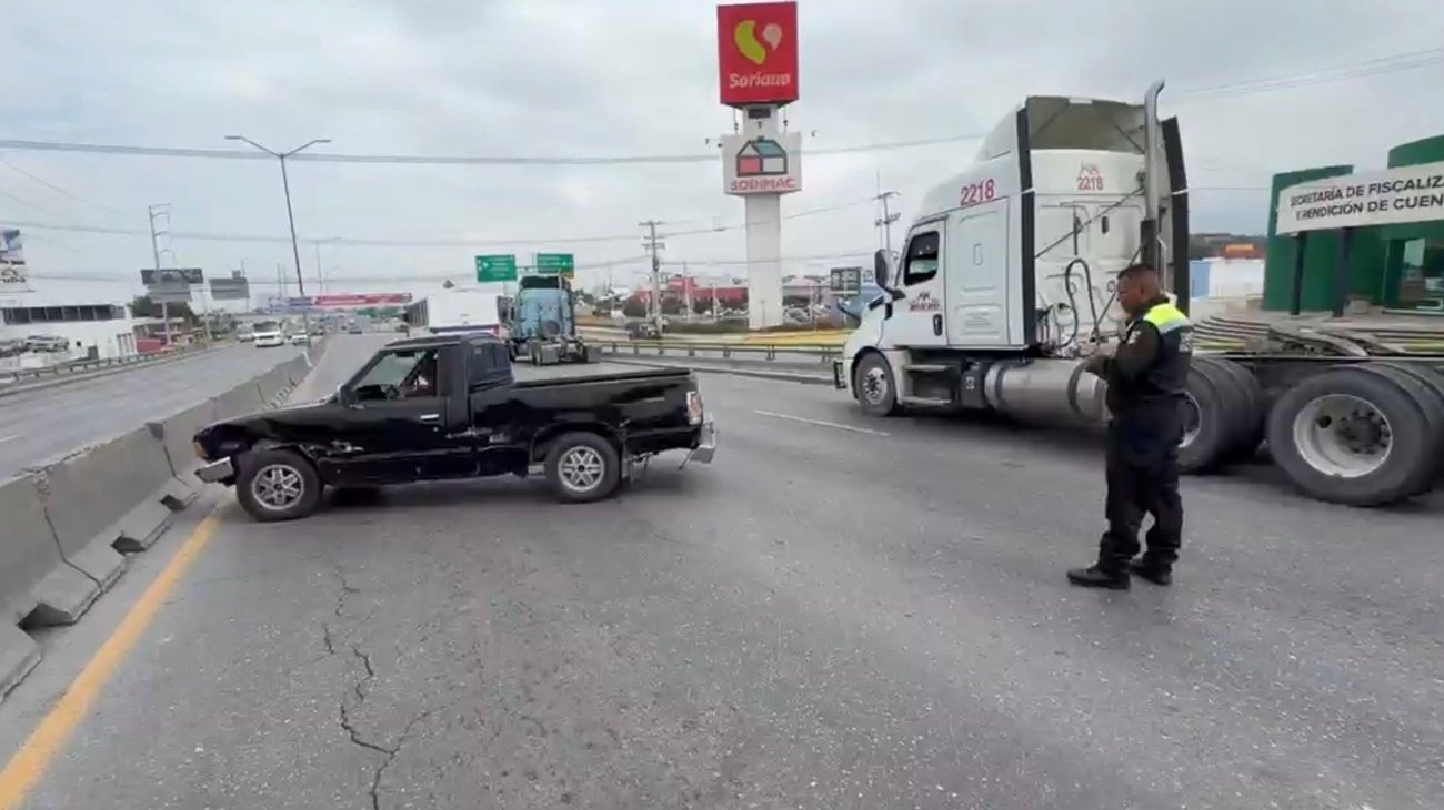 Choque entre camión y camioneta provoca filas en el periférico