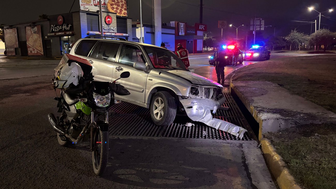 Conductor choca, arroja botellas de cerveza y huye en Monterrey