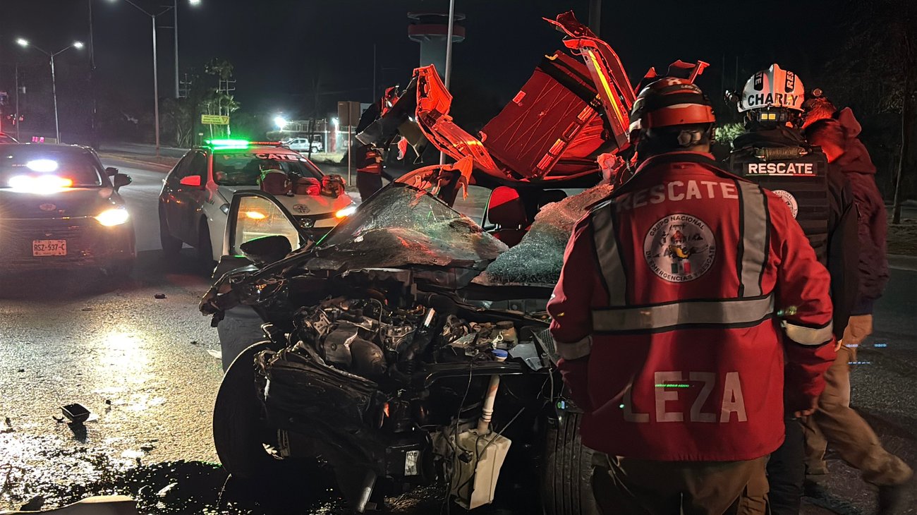 Choca y destroza su vehículo; presumen que iba alcoholizada