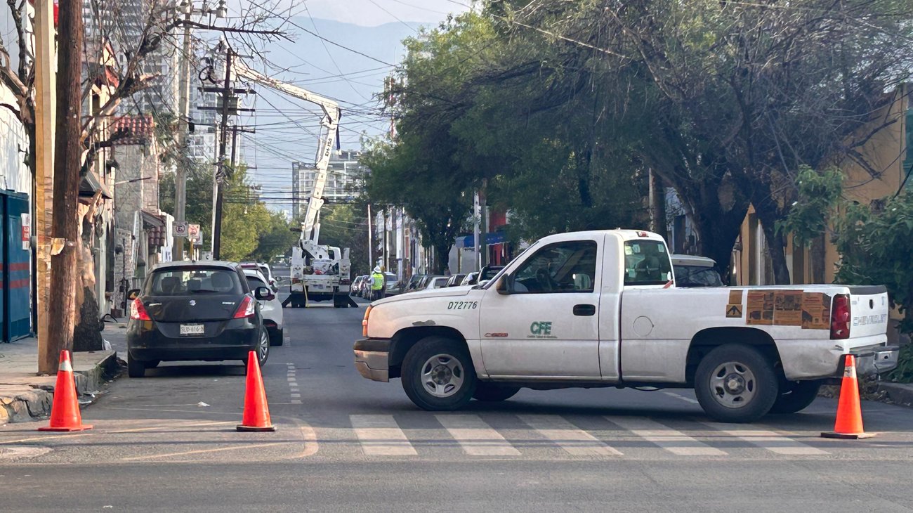 Apagón afecta a vecinos y comercios en Monterrey 