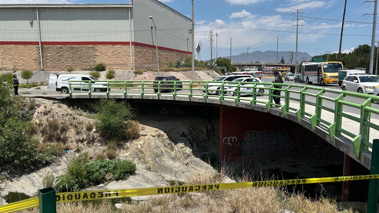 Hallan cuerpo en arroyo junto al Centro Metropolitano