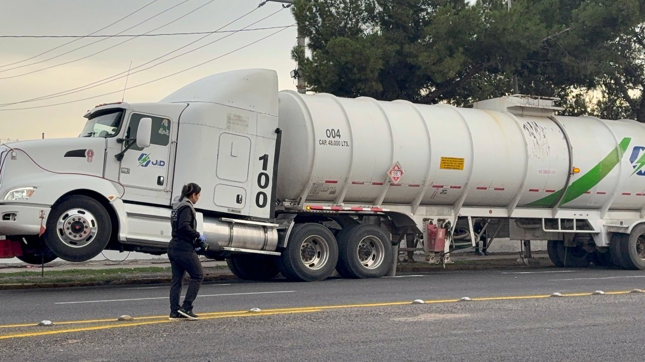 Aseguran pipa de 48,000 litros en carretera a Torreón