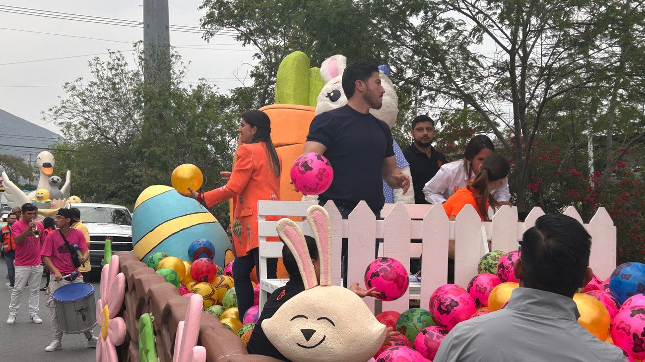 Encabezan Samuel y Mariana desfile del Día del Niño en Monterrey