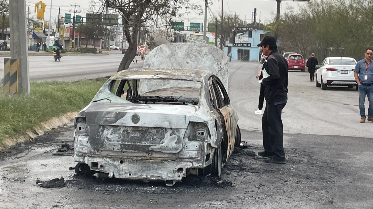 Incendio destruye automóvil 