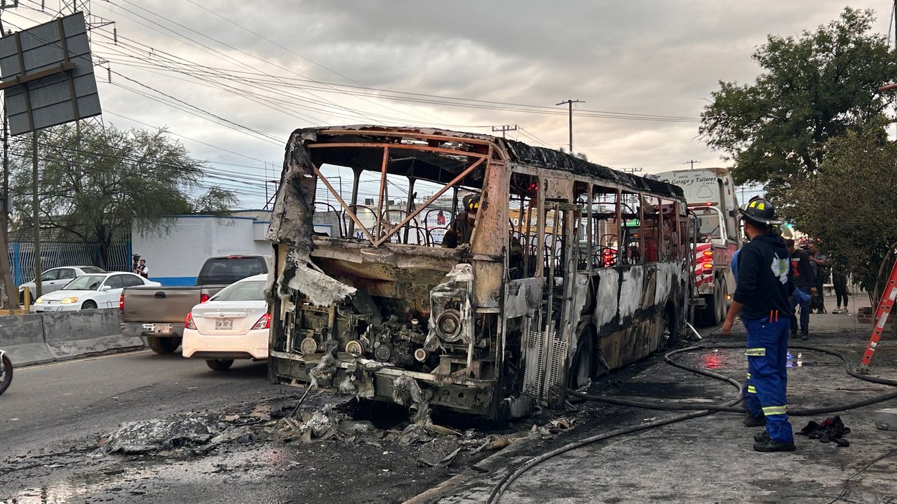 Incendio consume camión y daña vivienda en San Nicolás