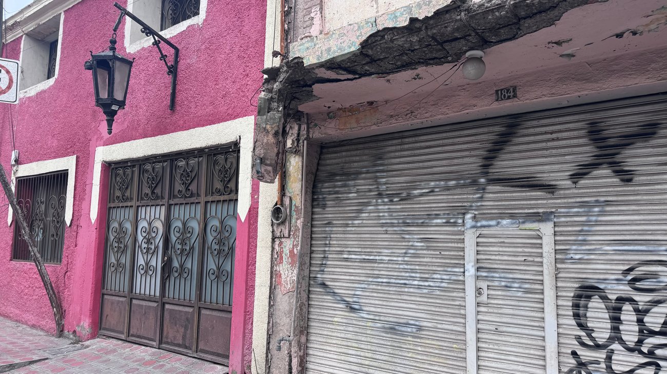 Vivienda en ruinas pone en peligro a peatones en Saltillo