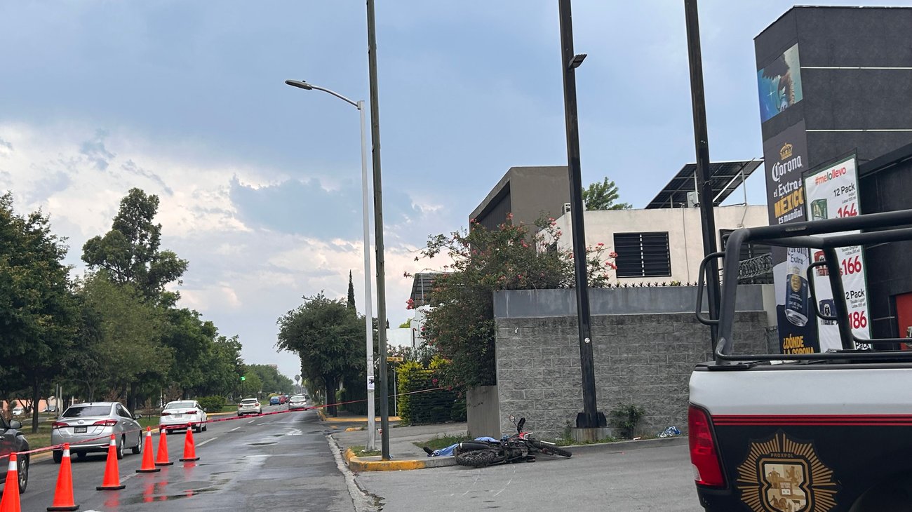 Motociclista muere tras chocar contra poste en Escobedo