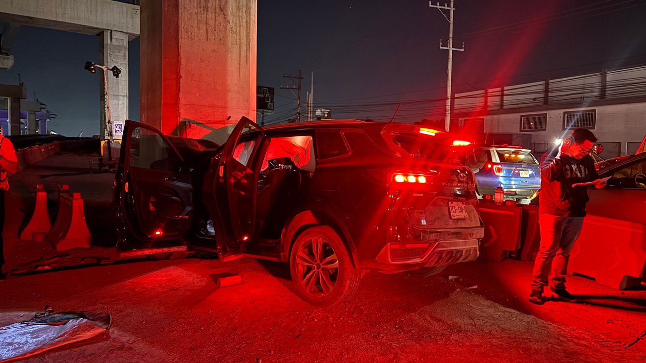 Conductor se estrella contra columna del Metro en Miguel Alemán