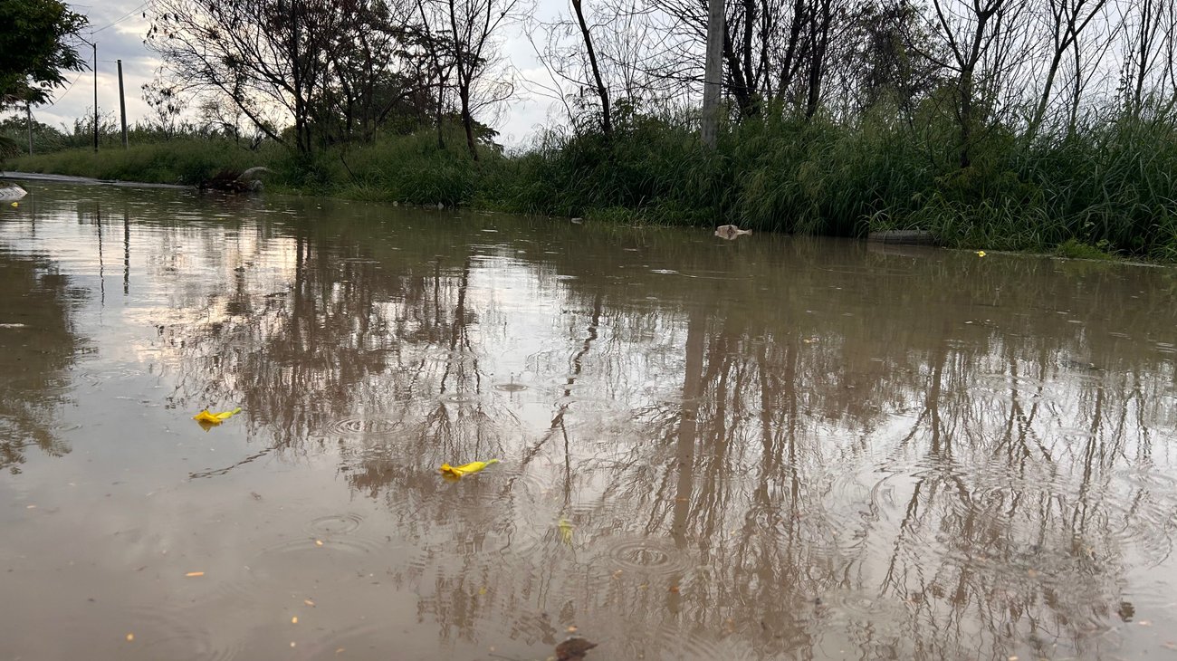 Se forma ‘laguna’ en calles del municipio de Juárez