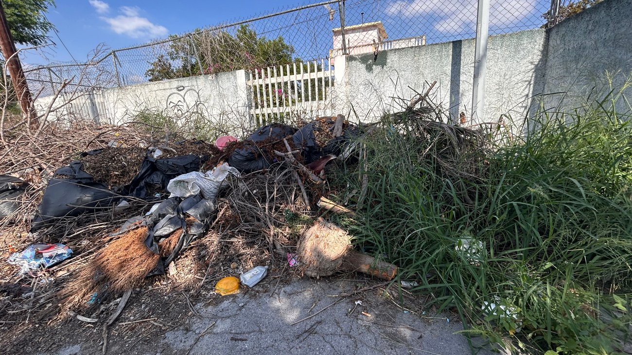 Denuncian acumulación de basura junto a primaria en San Nicolás 