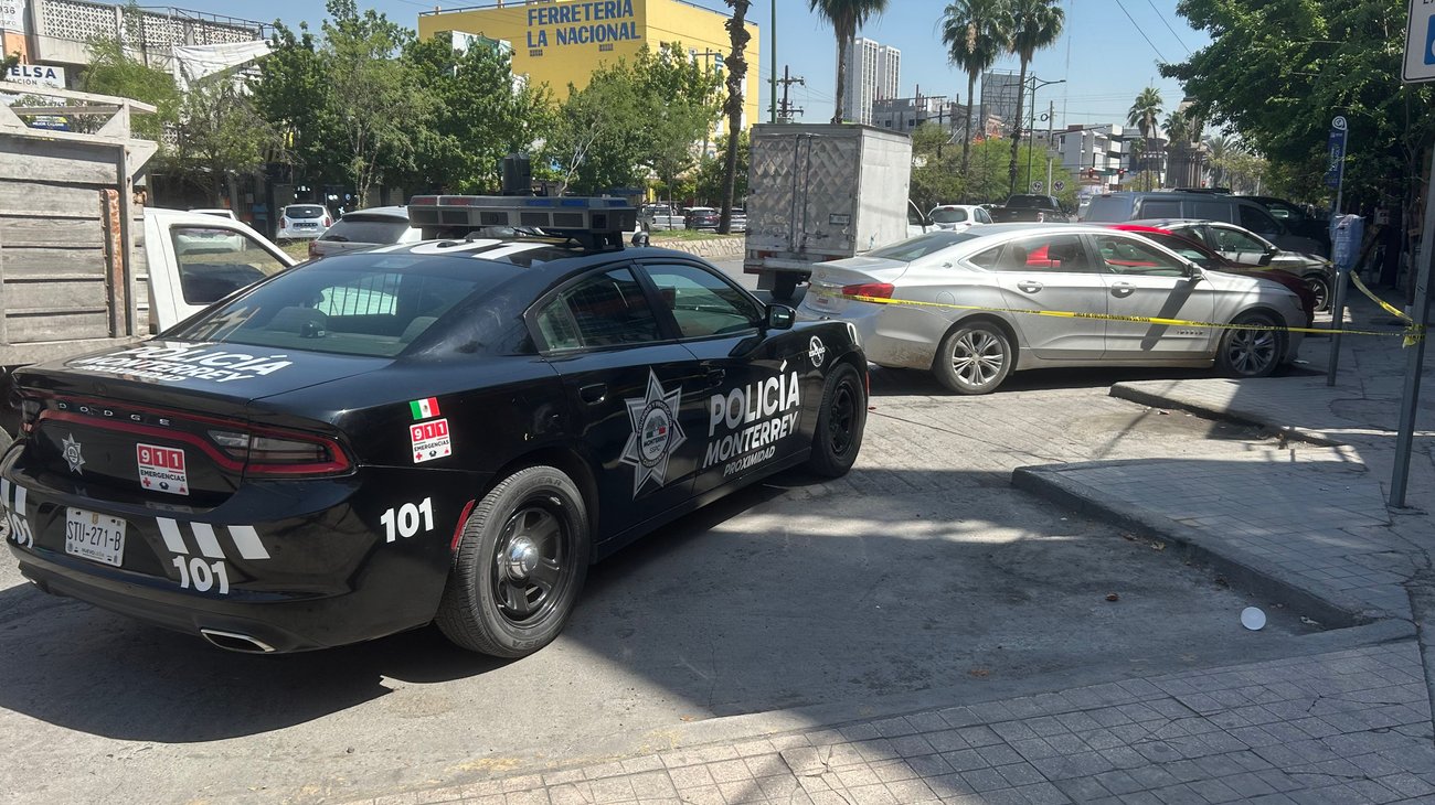 Cae hombre por conducir auto con reporte de robo en Monterrey