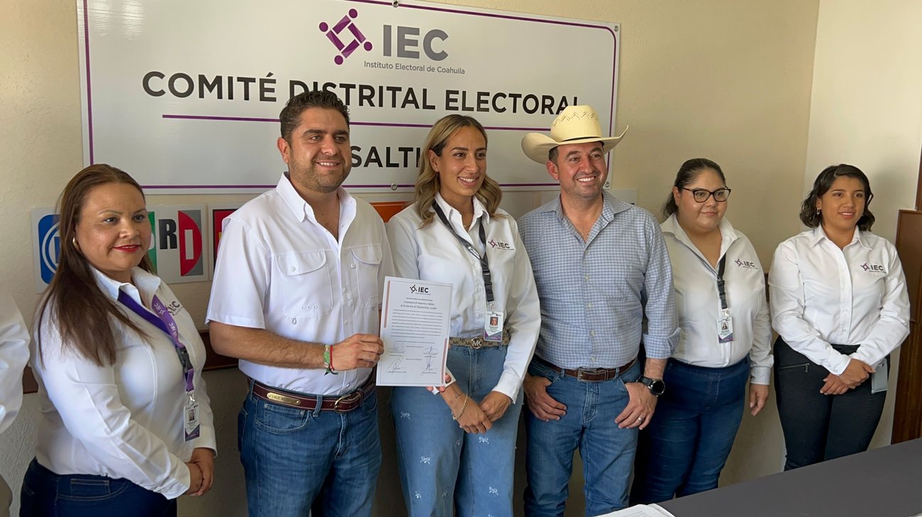 Eduardo Medrano recibe constancia como diputado electo