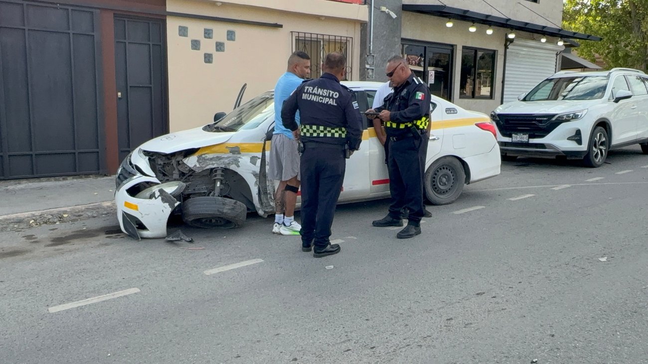 Taxista ocasiona accidente al querer cambiar de carril