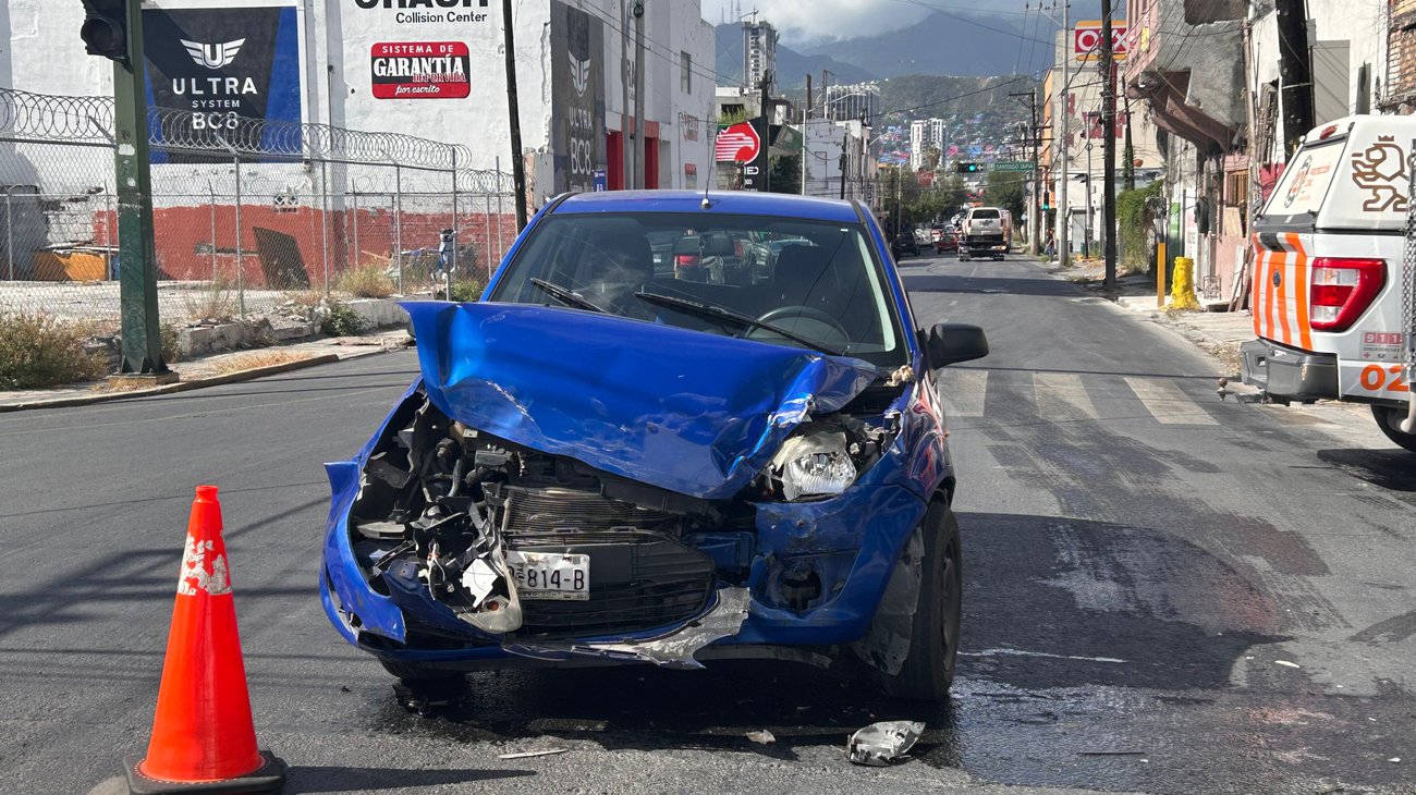 Conductor ignora el rojo y provoca choque múltiple en Monterrey