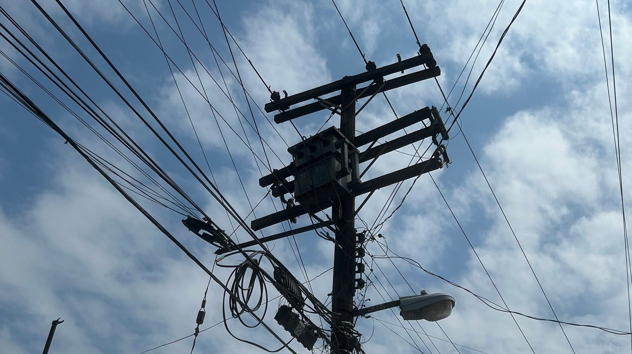 Vecinos enfrentan apagón tras vientos y lluvias en Monterrey