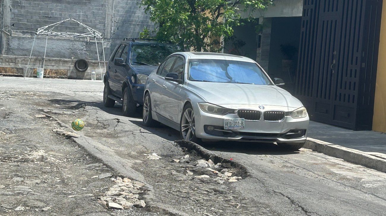 Denuncian daños en asfalto en colonia Colibrí