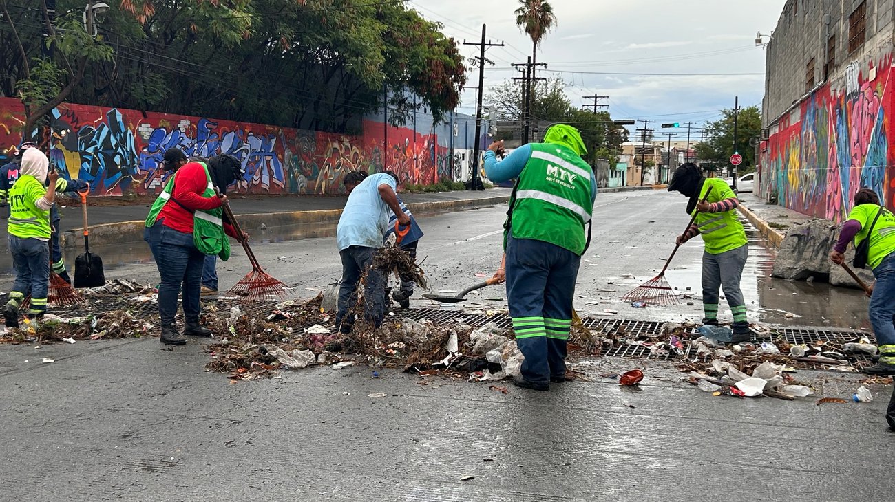 Realizan labores de limpieza tras inundaciones en Monterrey