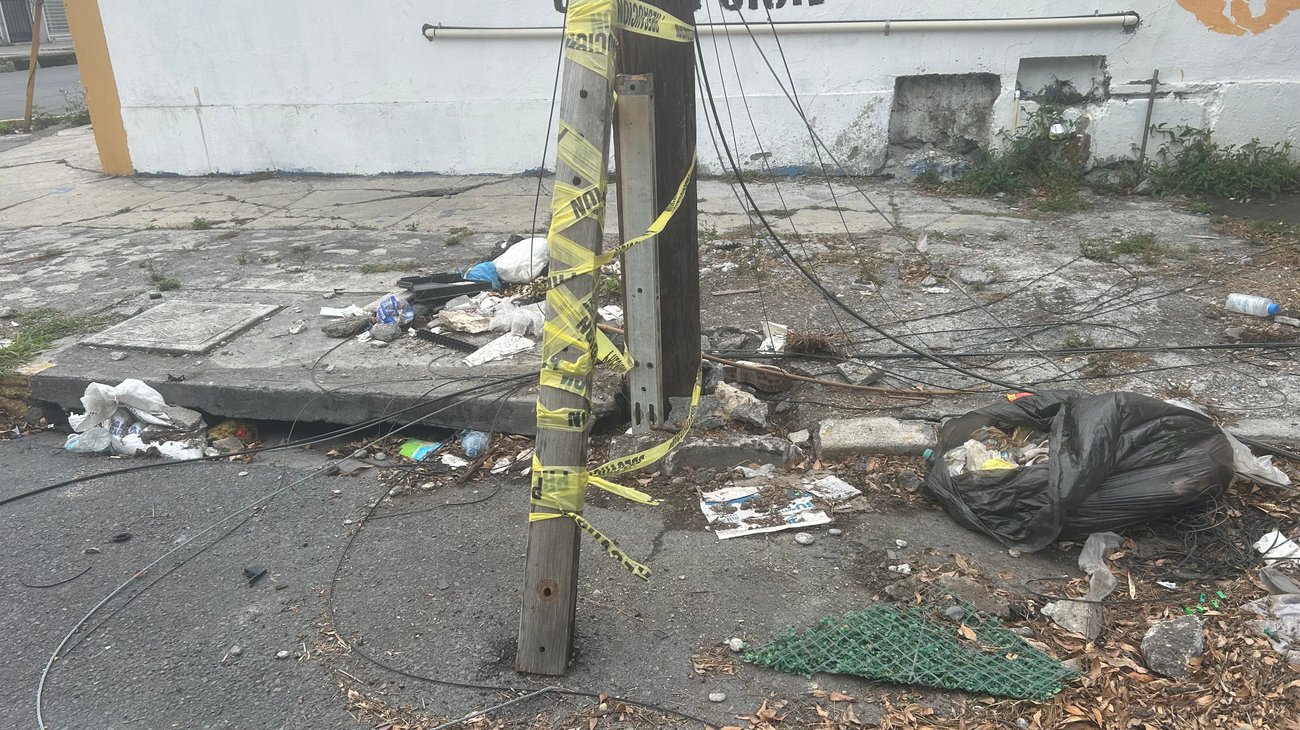 Denuncian abandono y riesgo por postes dañados en la Obrera