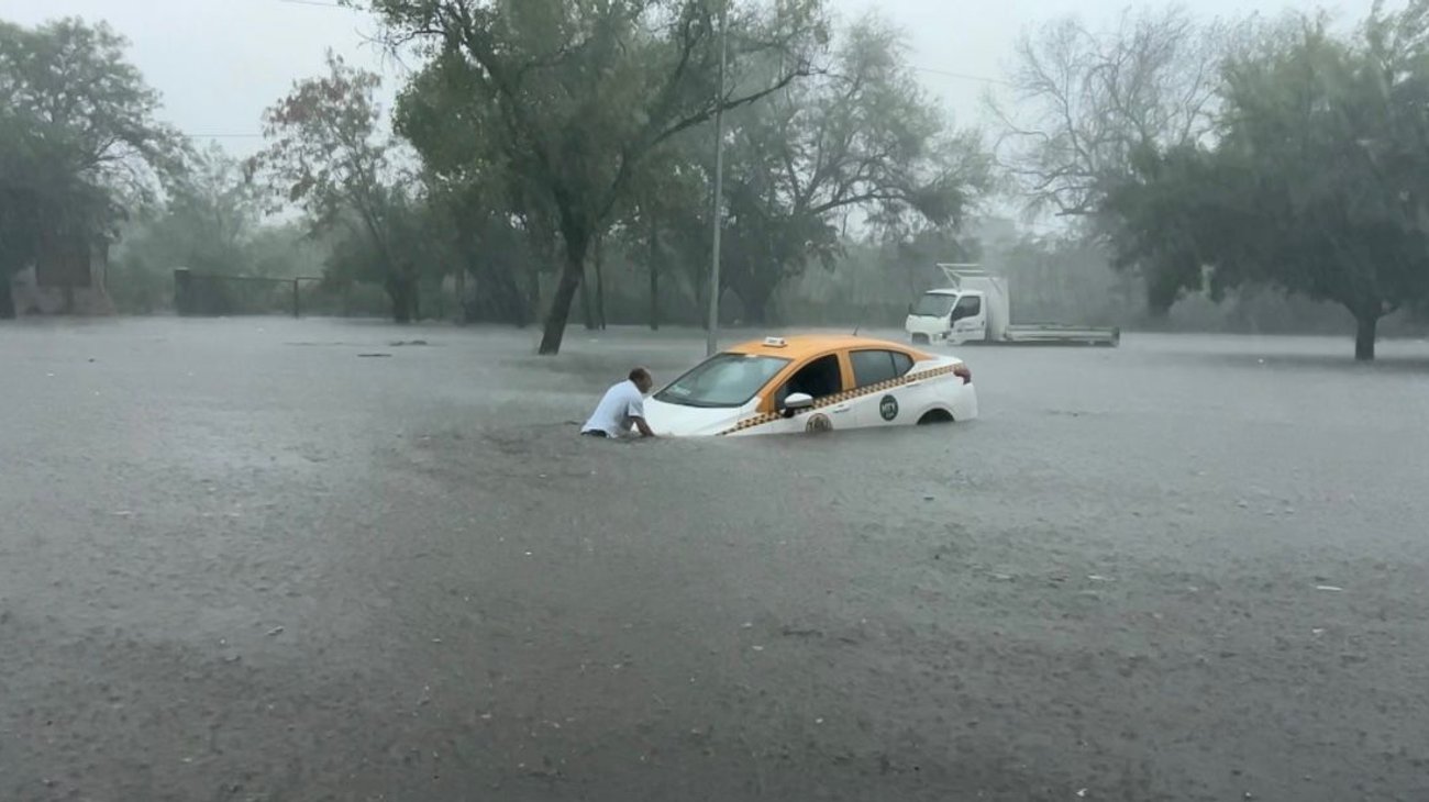 Fuertes lluvias provocan inundación y vehículos varados