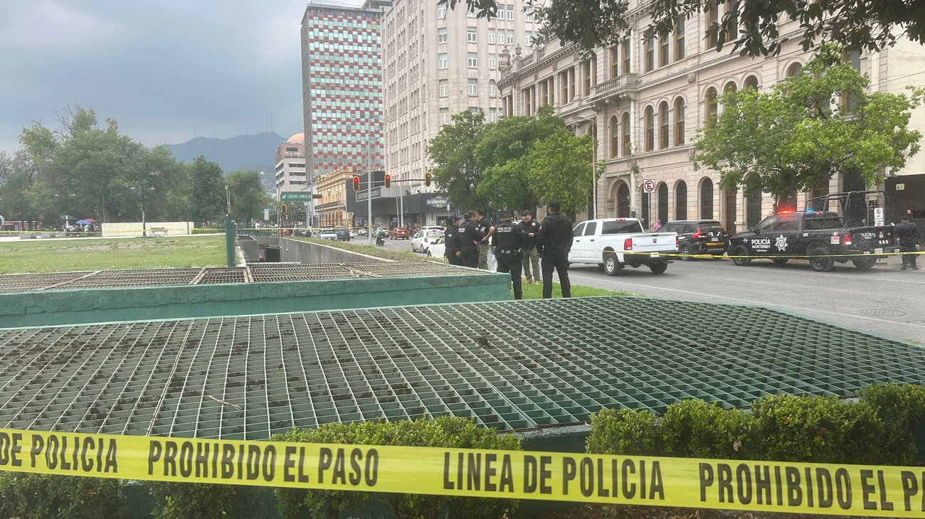 Hombre es hallado sin vida en jardinera de la Macroplaza