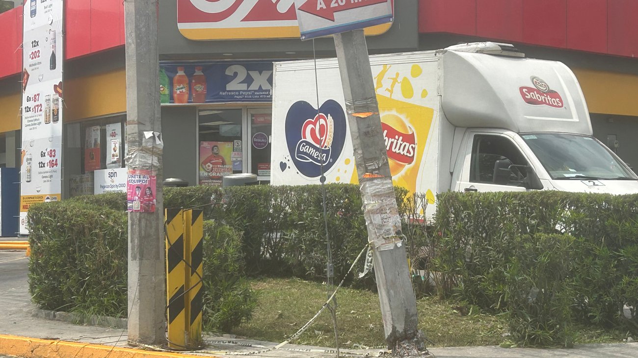 Denuncian poste de luz a punto de caer en el sur de Monterrey