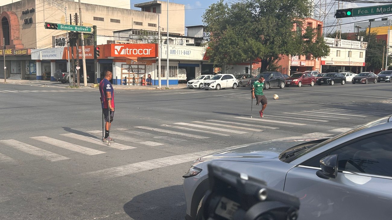 Del futbol amputado a los semáforos: una lucha por sus familias