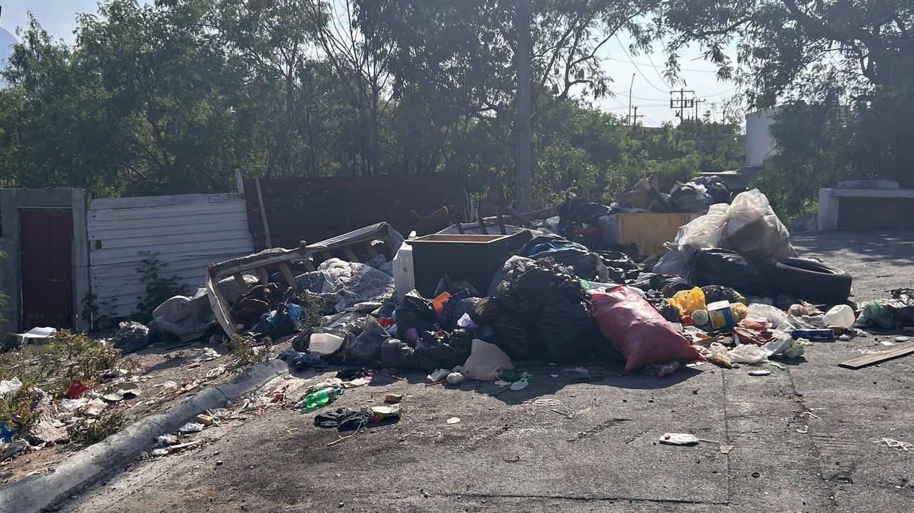 Vecinos denuncian basurero clandestino junto a parque