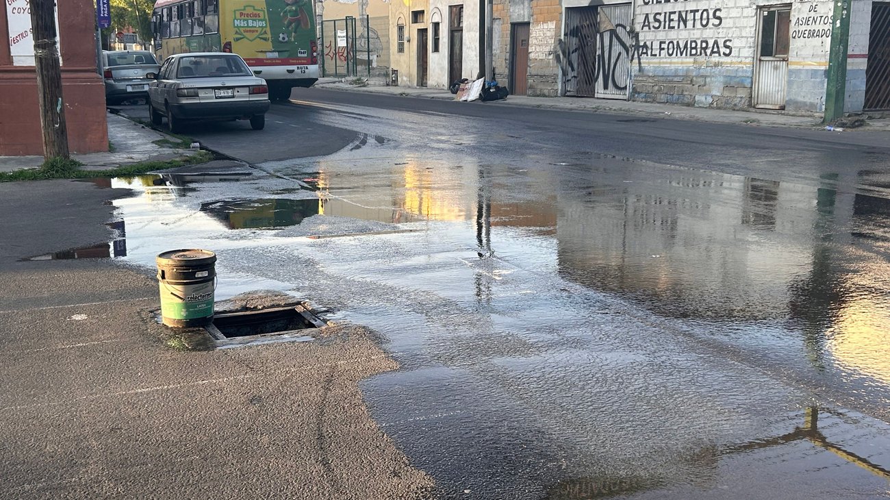 Fuga de drenaje y registro abierto afectan calles en el Centro