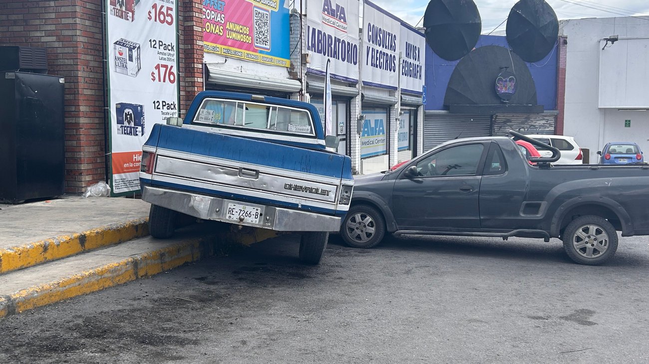 Conductor resulta herido tras choque en tienda de Guadalupe