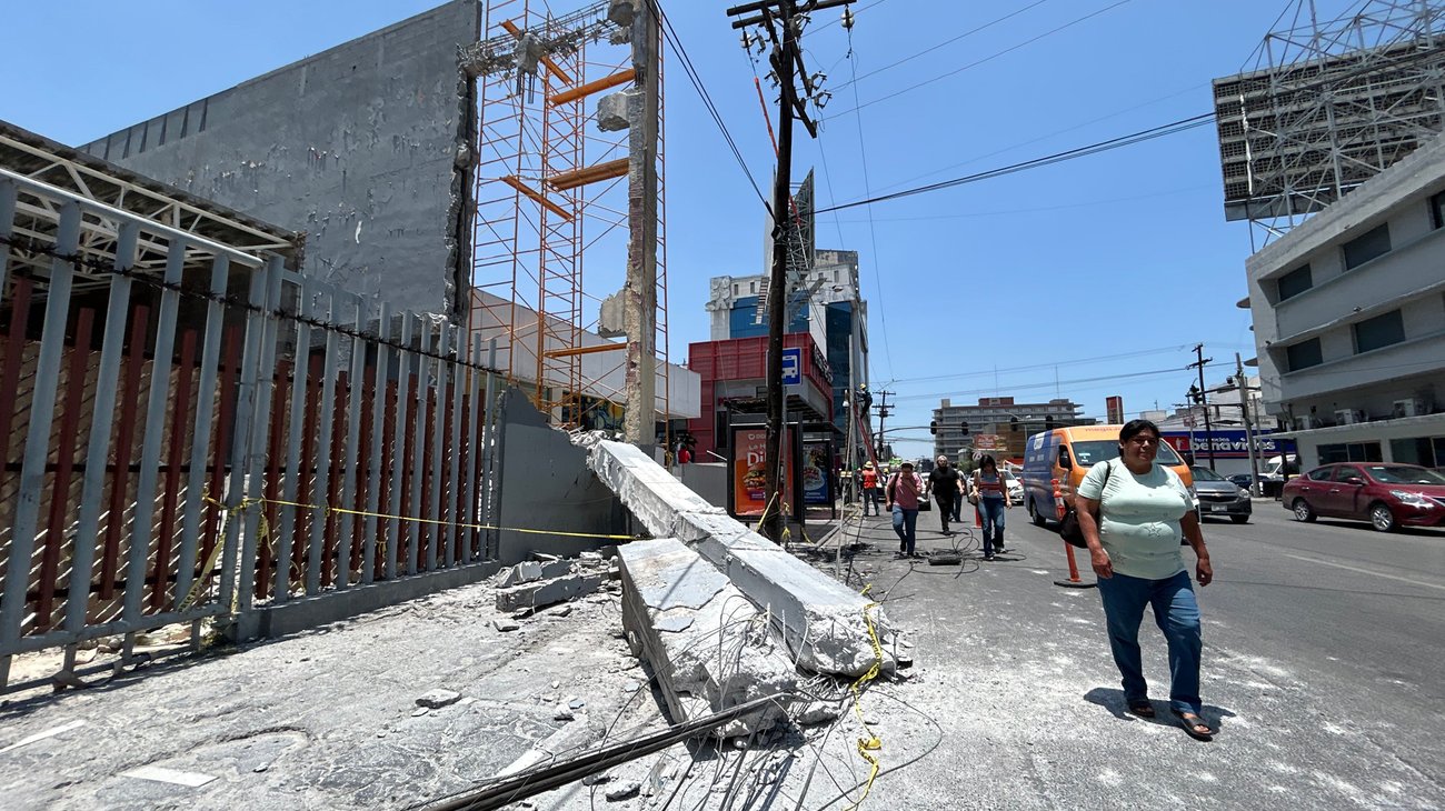 Inicia remoción de cableado tras caída de estructura