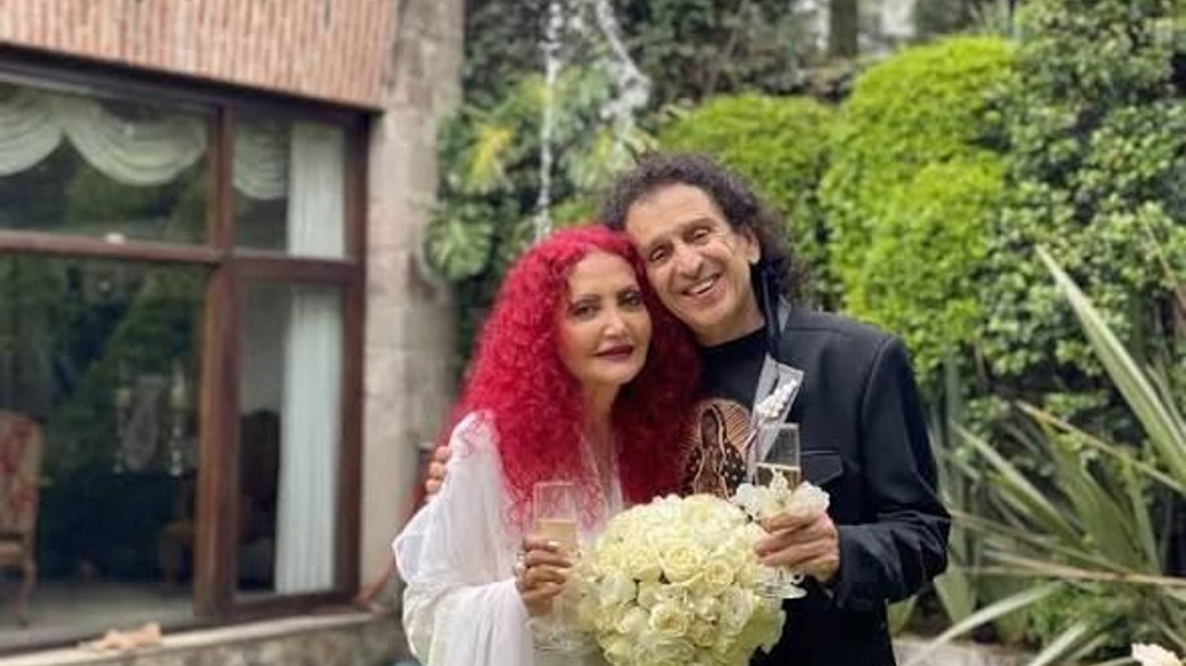 Alex y Chela Lora celebran su amor durante concierto de El Tri