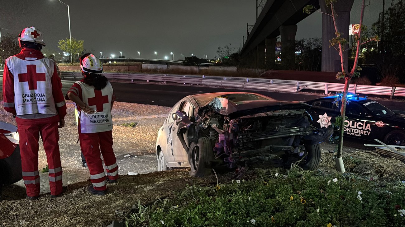 Choca contra jardinera en Constitución y abandona el vehículo
